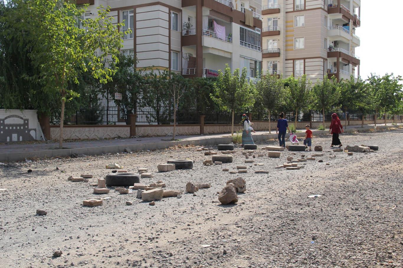 Belediyenin asfaltlamadığı yolu halk taşlarla trafiğe kapattı